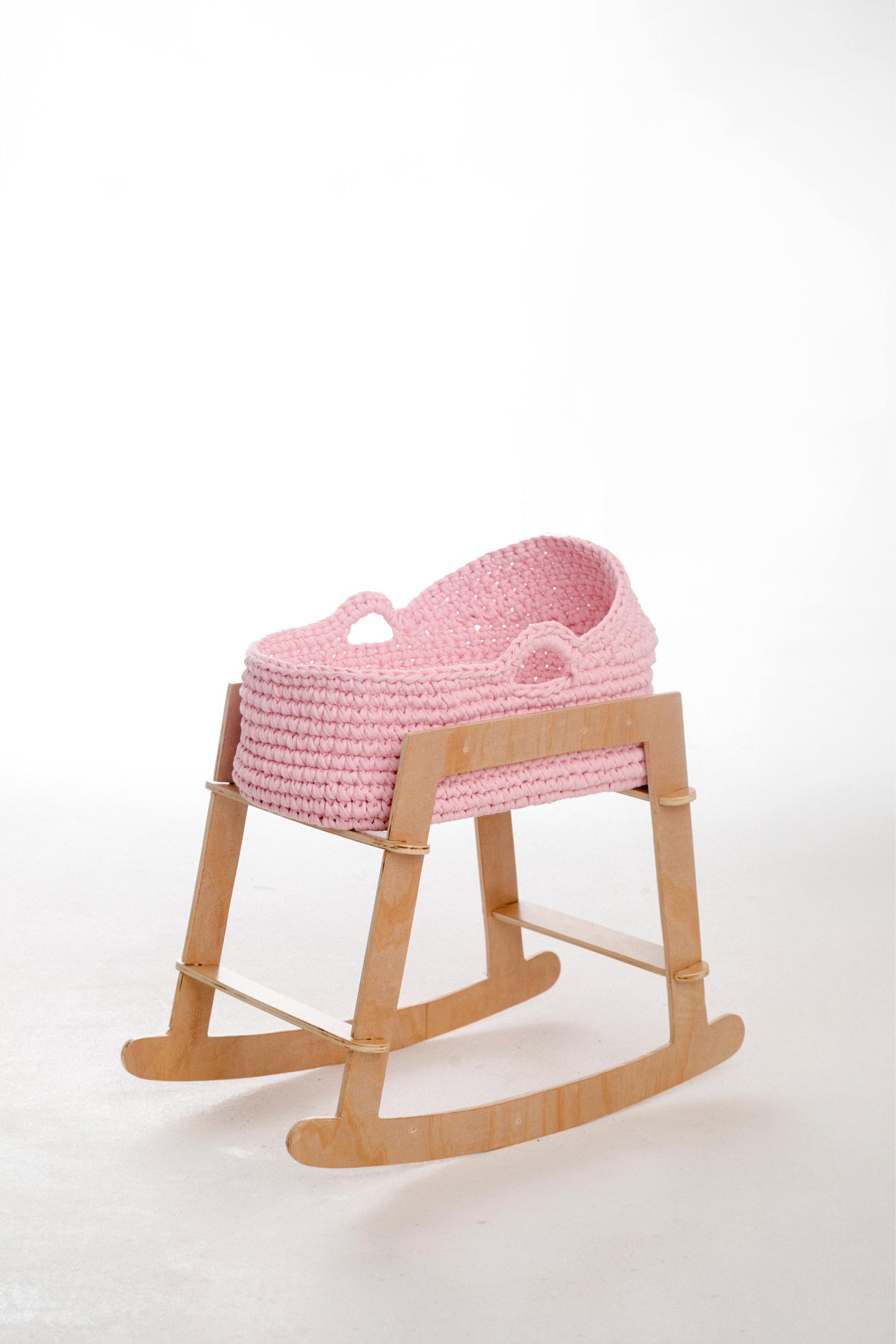 Moisés Muñeca con Mecedor